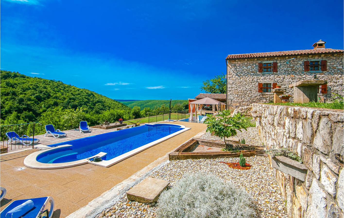 Charmant appartement de 2 chambres avec piscine, Wi-Fi et situé près du centre-ville de Kunj in Raša, Côte Est de l'Istrie