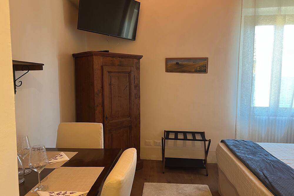Entire apartment, Charming Studio in the Heart of Chianti only 20 minutes to Florence downtown. in San Casciano in Val di Pesa, Florence Province