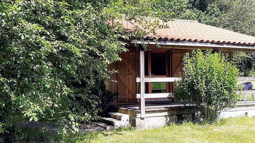 Chalet pour 6 personnes, avec terrasse ainsi que piscine et jardin dans le Cantal - 4