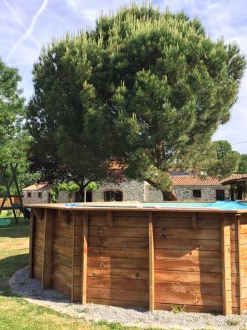 Location de vacances pour 2 personnes, avec piscine et jardin ainsi que sauna et vue à Chauvé