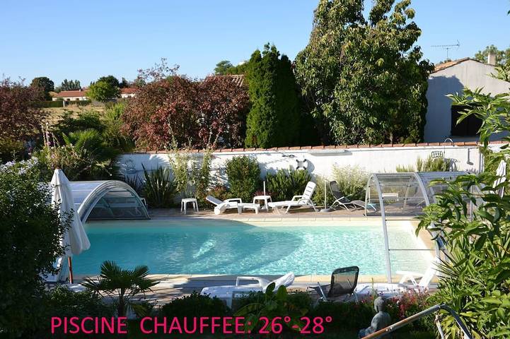 Gîte pour 2 personnes, avec terrasse ainsi que jardin et piscine à Aytré