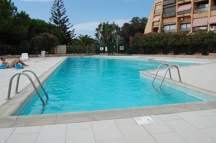 Ferienwohnung für 4 Personen, mit Terrasse und Pool in Santa-Lucia-di-Moriani