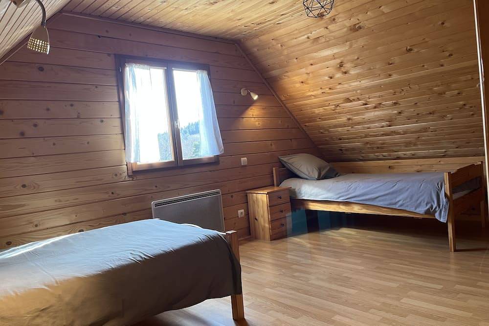 A louer chalet \"Les Genets\" de 70 M2 a 250 m du lac Chambon in Murol, Parc naturel régional des Volcans d'Auvergne