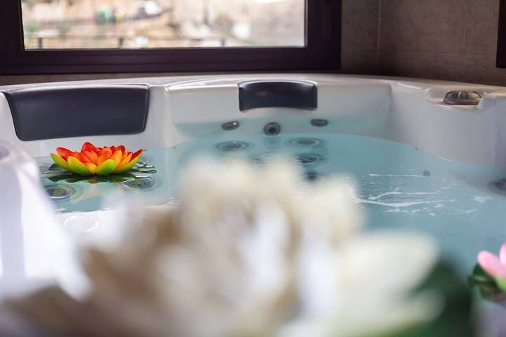 Gîte pour 2 personnes, avec Jacuzzi ainsi que Terrasse et Piscine