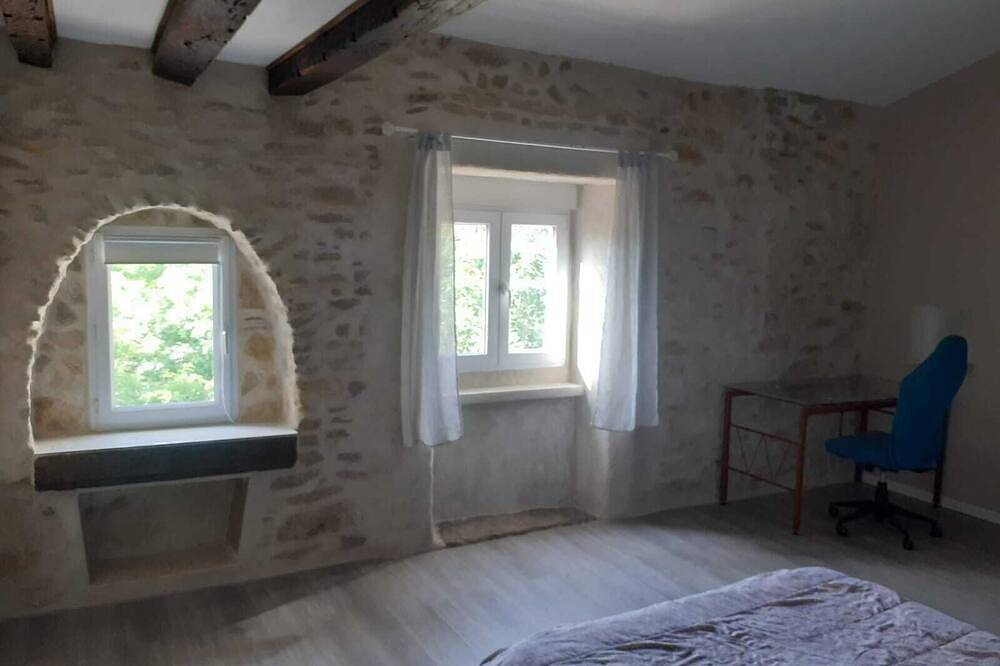 Jolie maison en pierre de campagne au calme,à 450m alt,cour privée, 3ch, bureau. in Albières, Parc naturel régional Corbières-Fenouillèdes