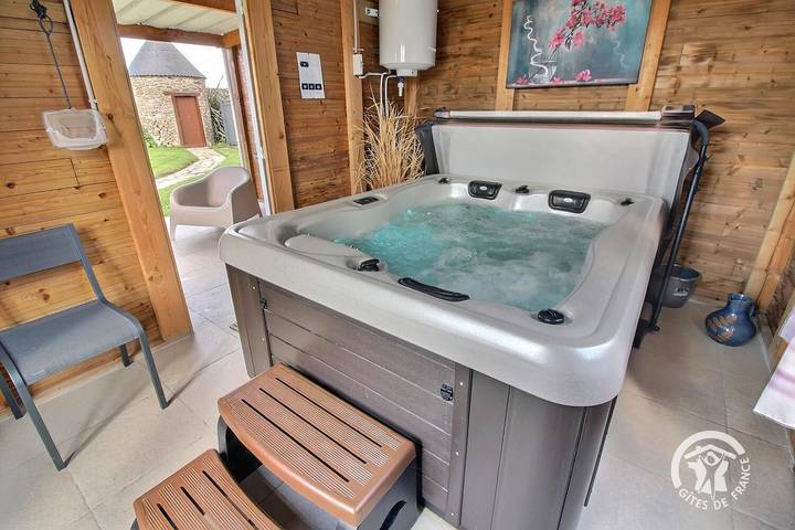 Gîte pour 2 personnes, avec sauna et terrasse ainsi que jacuzzi et jardin