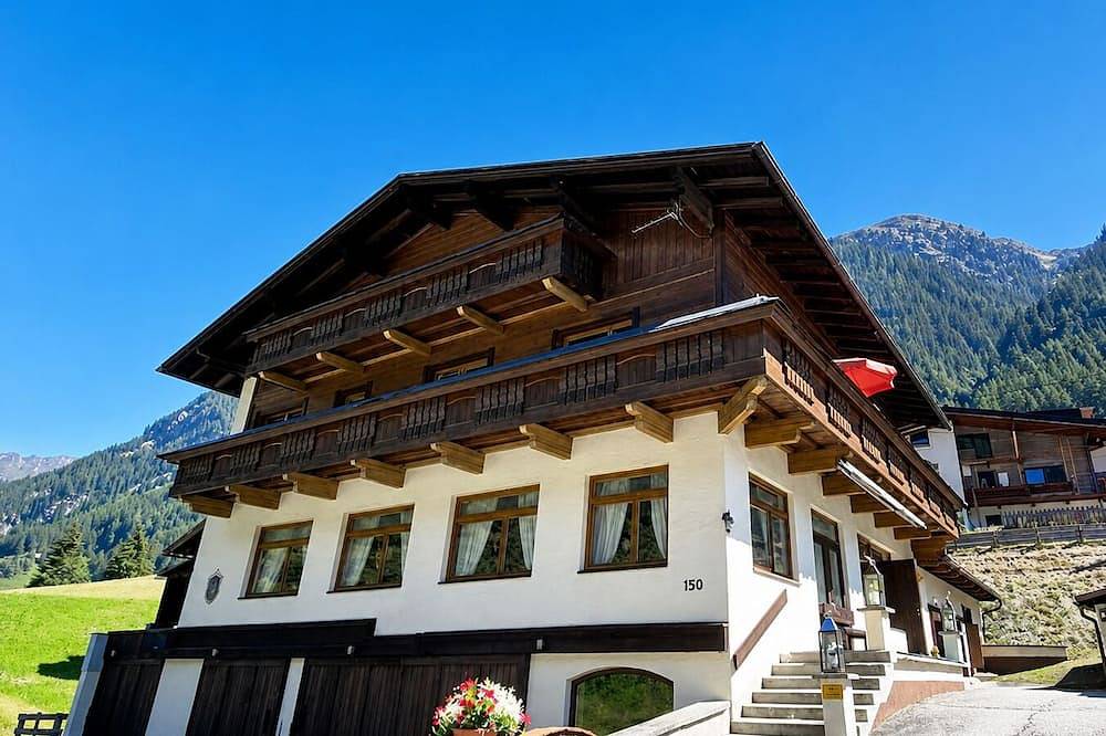 Ganze Wohnung, Rustikales Pitztaler Alpenhaus am Bach mit großem Balkon und  Garage in St. Leonhard im Pitztal, Bezirk Imst