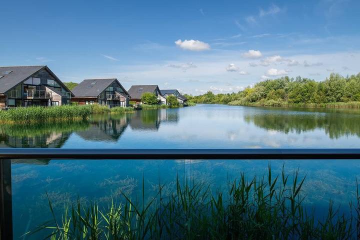 At Waters Edge | Lakehouse, Hot Tub + Rowing Boat in Wiltshire