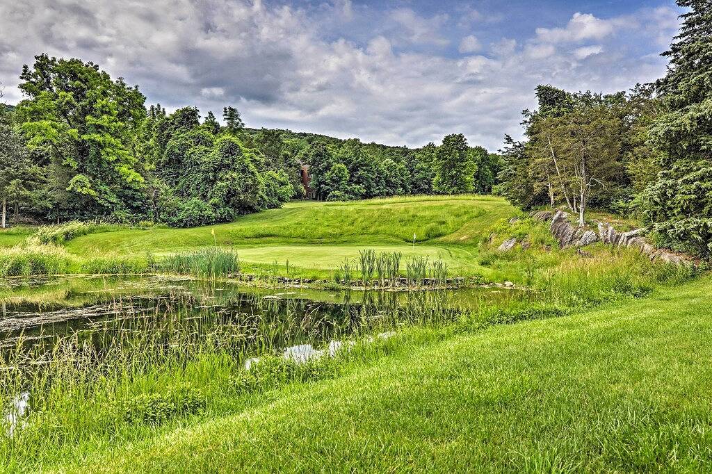 Ganze Wohnung, Vernon Condo w/ Deck, Near Appalachian Trail! in Mountain Creek