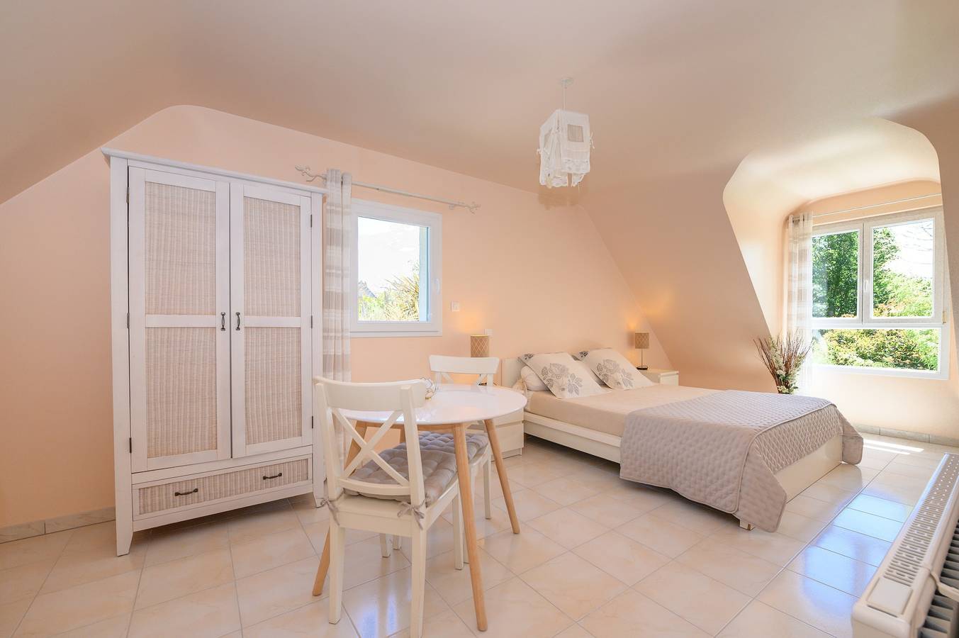Chambre d’hôtes « Boked Goué » avec terrasse et jardin partagés, Wi-Fi in Locoal-Mendon, Côte des Mégalithes