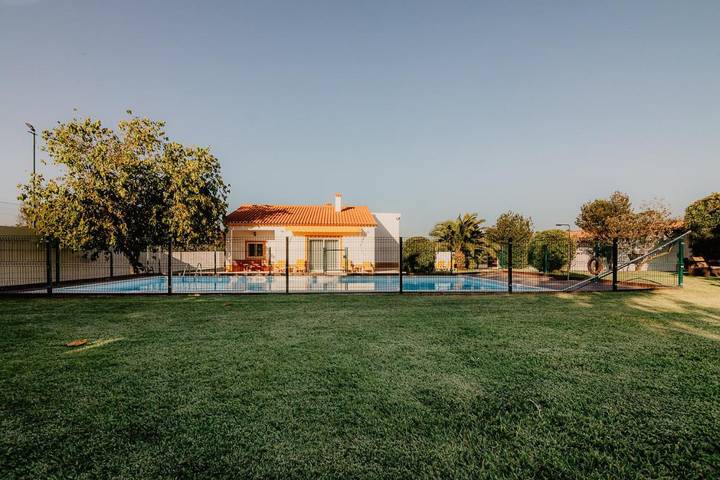 Location de vacances pour 4 personnes, avec Terrasse et Jardin ainsi que Piscine et Vue dans Santo Estevão