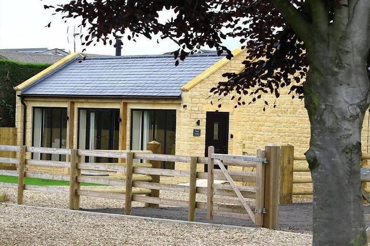 Cottage for 2 people, with garden and hot tub, with pets in The Cotswolds