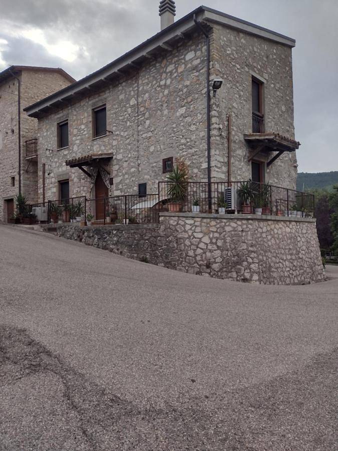 Casa vacanza per 9 persone, con panorama e balcone, adatto a famiglie con bambini in Massa Martana