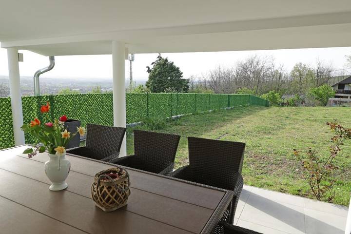 Location de vacances pour 12 personnes, avec piscine ainsi que vue et jardin à Despotovac - 4