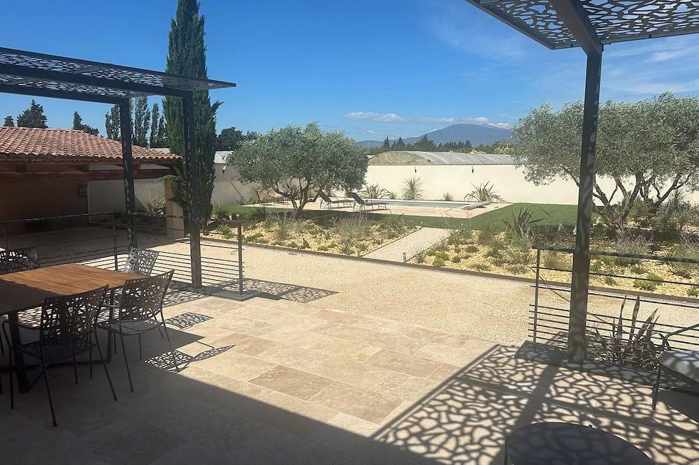La Villa Rouge With Swimming Pool And View Of Mont Ventoux in Carpentras, Vaucluse