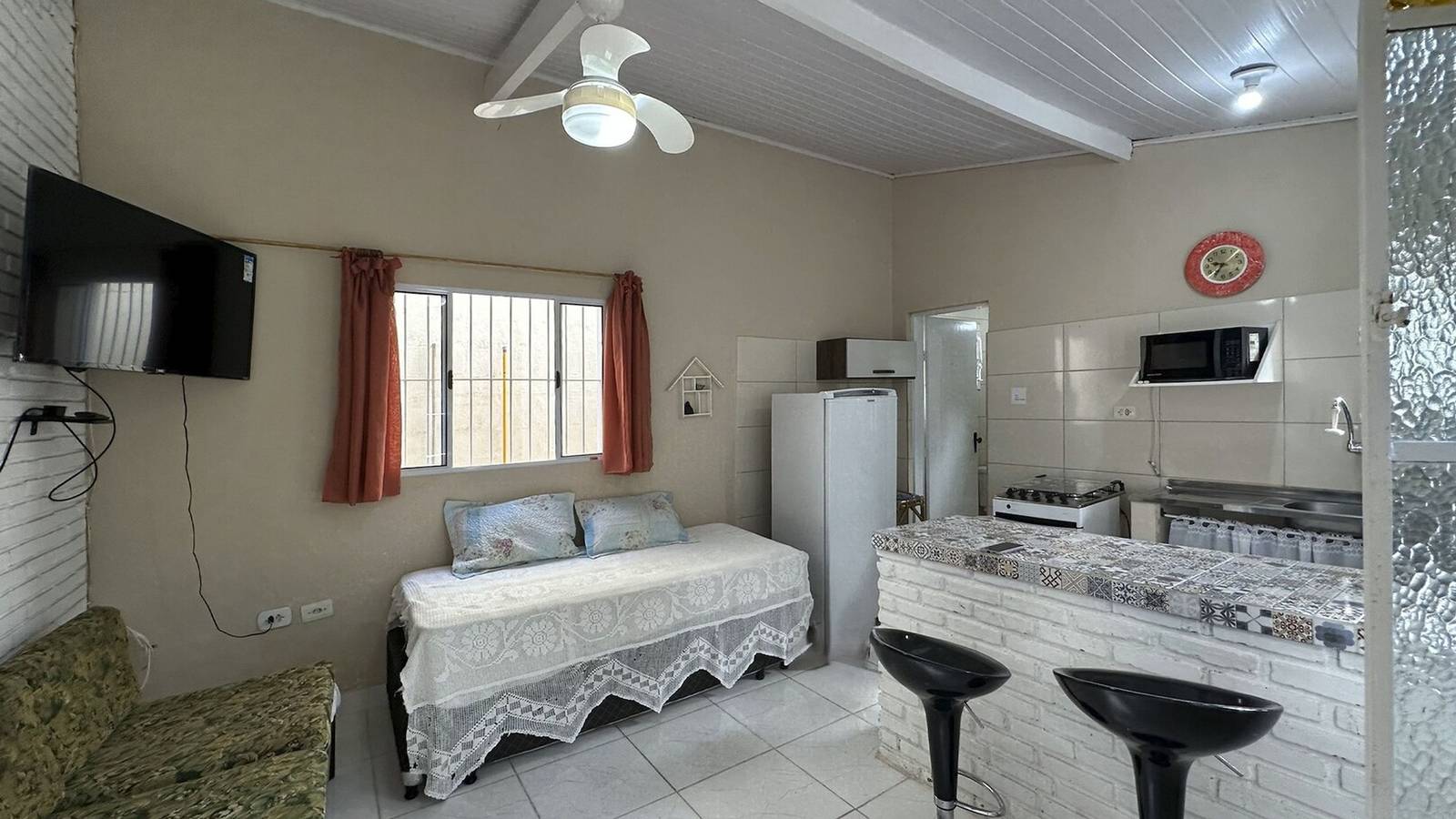 Casa confortável, bem equipada com Wi-Fi e garagem in Caraguatatuba, Vale do Paraíba