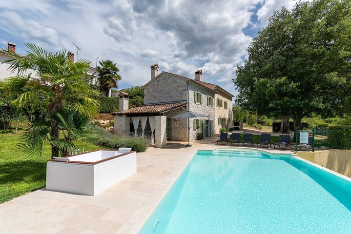 Ferienhaus für 8 Personen, mit Pool und Garten