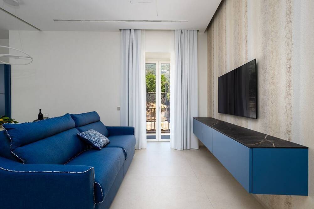 Blu Sky – King Blue Apartment: Regal Comfort & Contemporary Design in Meta 👑💙 in Meta, Provincia de Nápoles