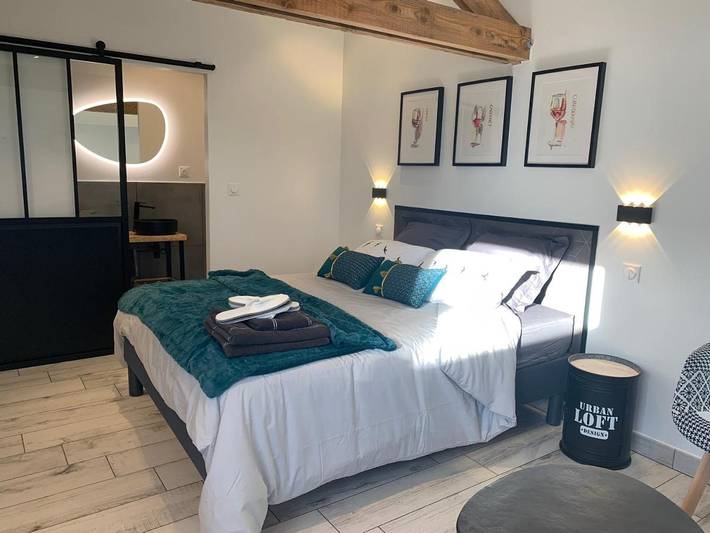 Location de vacances pour 2 personnes, avec Terrasse et Jardin ainsi que Piscine et Vue à Sainte-Colombe (Rhône)