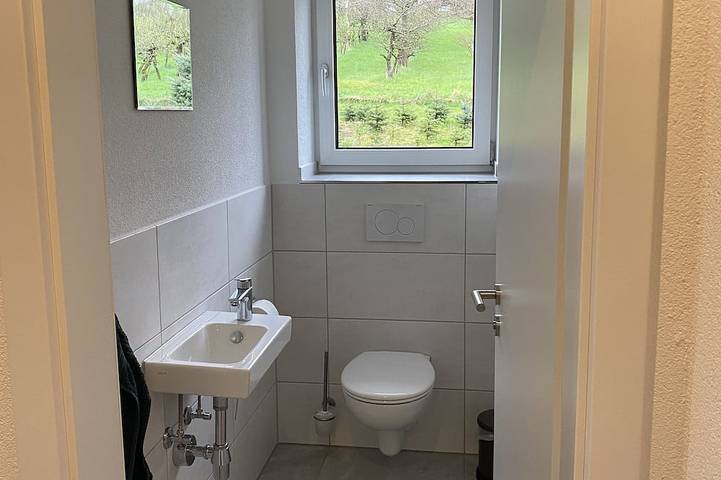 Ganze Wohnung, Ferienwohnung Tanne Ravensburg im Grünen, Balkon, Neubau, Ausblick in die Natur in Ravensburg, Region Bodensee-Oberschwaben