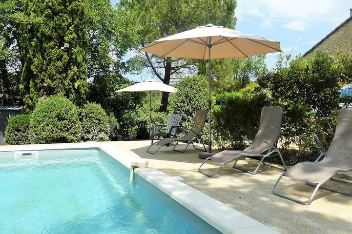 Location de vacances pour 8 personnes, avec terrasse et jardin à Entrechaux