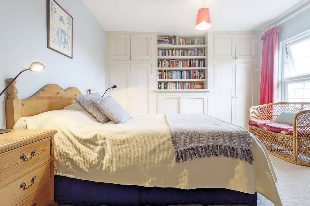 Dolphin Cottage -  a cosy cottage that sleeps 4 guests  in 2 bedrooms in Hayling Island, Havant