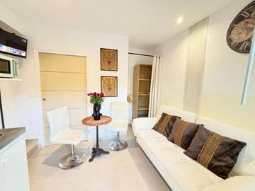 Gîte pour 3 personnes, avec piscine et jacuzzi ainsi que terrasse et jardin dans Plage Camp Long