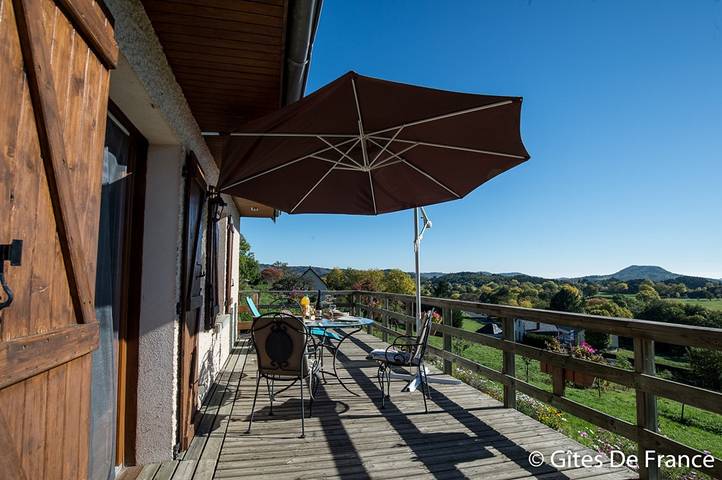 Gîte pour 2 personnes, avec jardin ainsi que vue et terrasse à Murol - 2