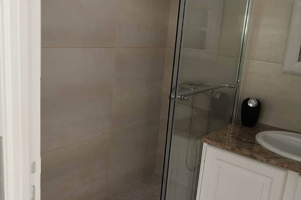 Maisonnette with swimming pool access, on the campsite in Aix-en-Provence, Aix-en-Provence region