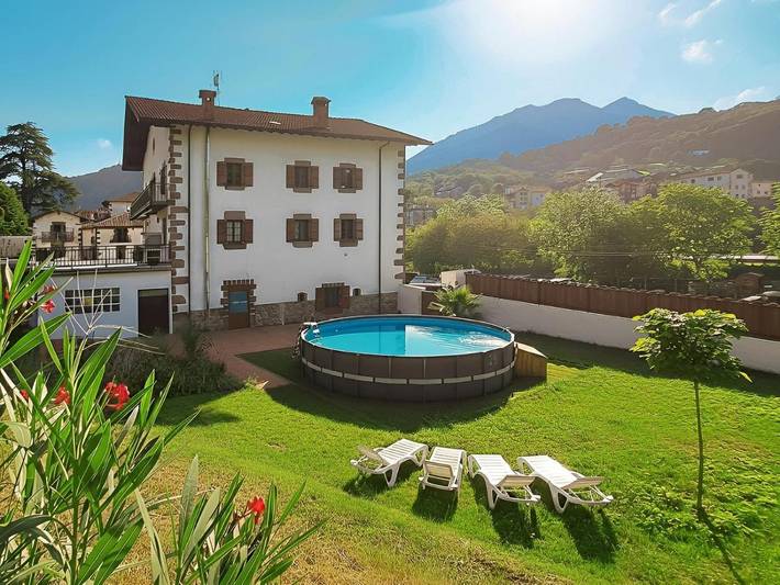 Casa de vacaciones para 10 personas, con piscina además de jacuzzi y jardín en Pirineo Navarro
