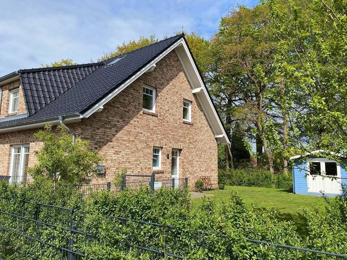 Ferienwohnung für 6 Personen, mit Terrasse und Garten sowie Sauna in Hage