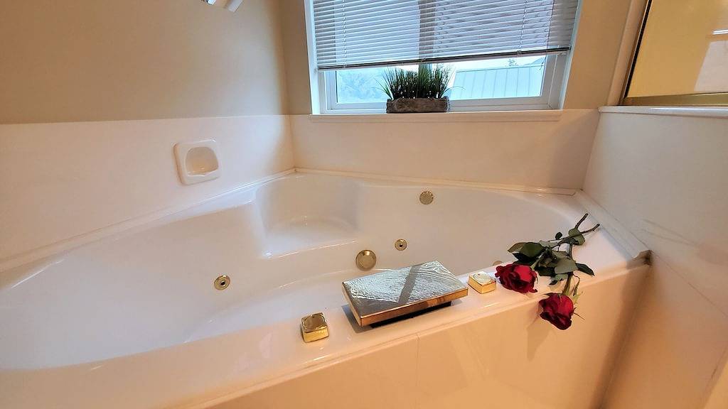 Custom Chalet | Atemberaubende Aussichten ~ Minuten von Pineview & Skifahren ~ Garage in Eden (UT), Uinta Wasatch Cache National Forest