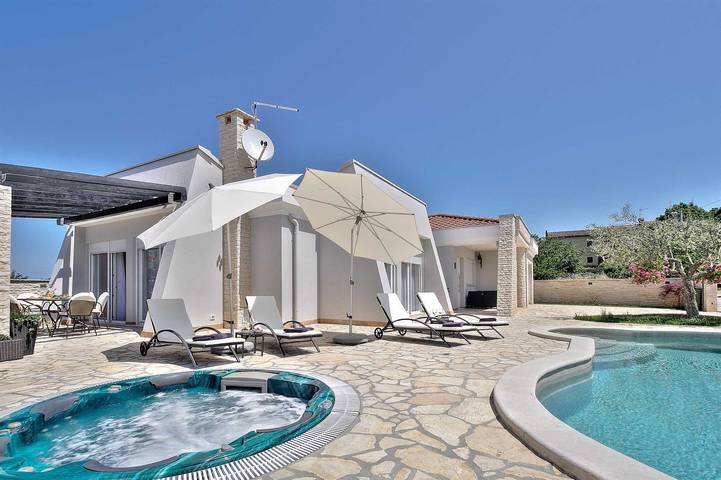 Ferienhaus für 8 Personen, mit Balkon/Terrasse und Terrasse sowie Pool in Umag - 3