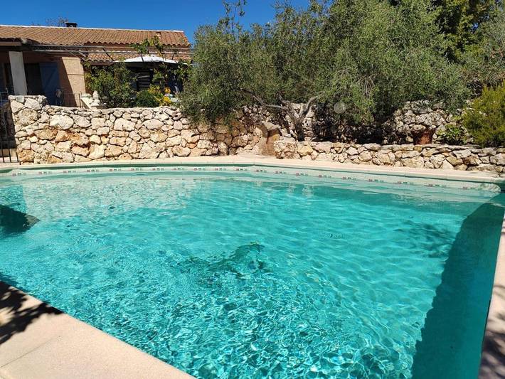 Chambre d’hôte pour 2 personnes, avec jardin et piscine à Nans-les-Pins