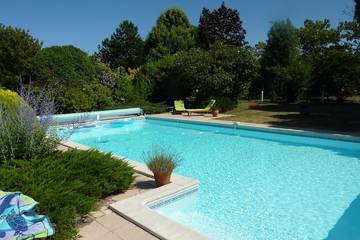 Location de vacances pour 12 personnes, avec terrasse et jardin à Saint-Vivien