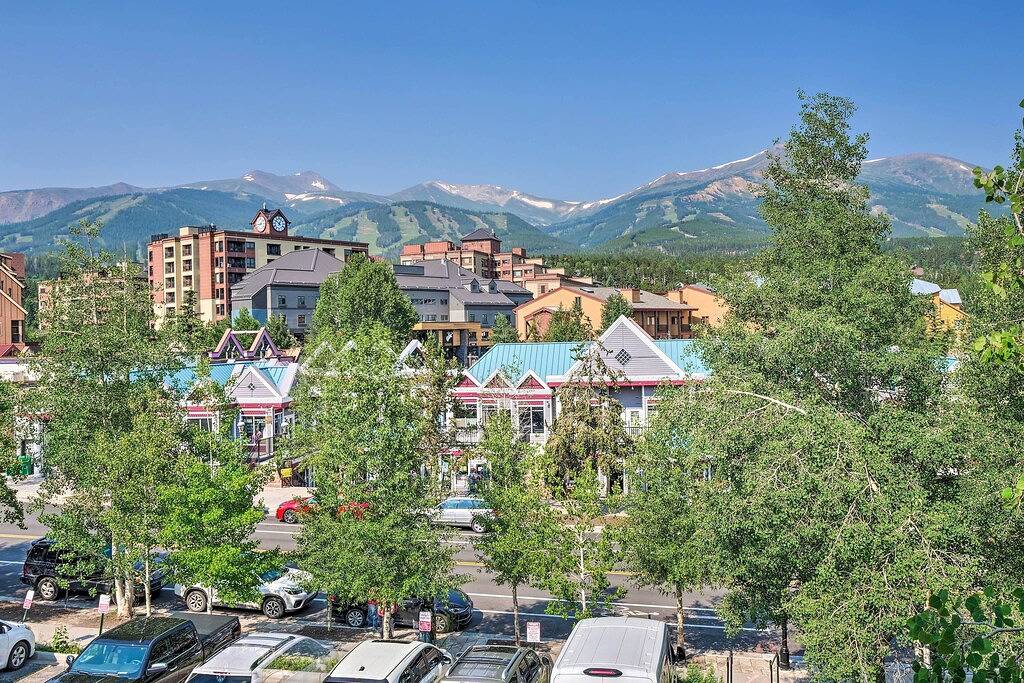 Ganze Wohnung, Ski & Unwind Fireside: Main St Condo in Tannhauser in Arapaho and Roosevelt National Forests