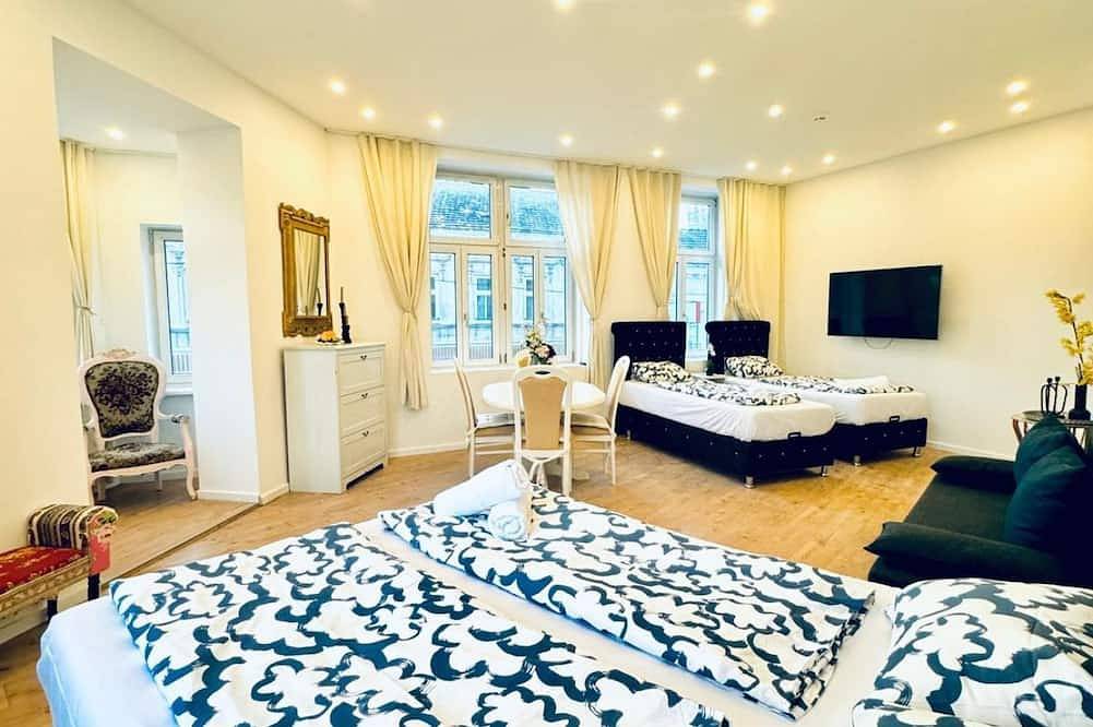 Apartamento inteiro, Spacious Room 11-Min Stroll to Atzgersdorf Park in Liesing, Viena