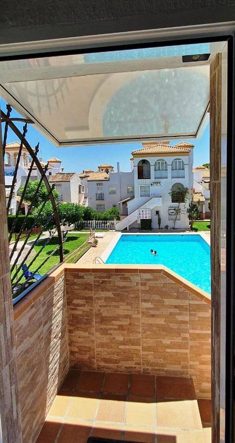 Gîte pour 6 personnes, avec jardin ainsi que piscine et vue, adapté aux familles dans Playa Flamenca - 3