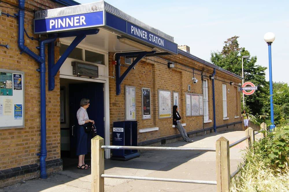 Schöne Annexe Wohnung. Eigener Eingang / Gartenblick / Patio / Fußweg zur U-Bahn in Harrow, London