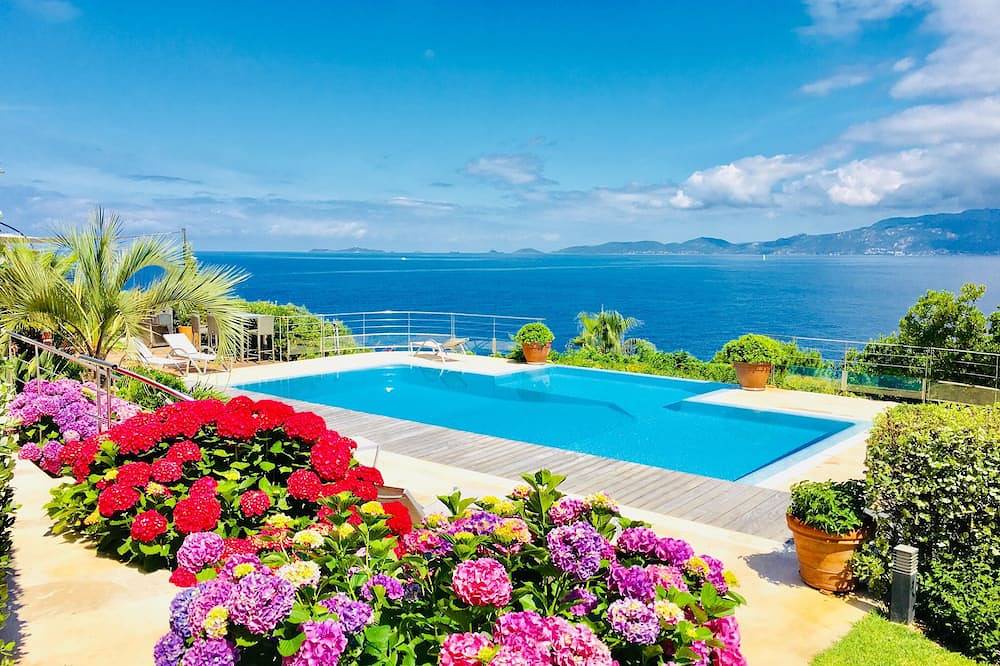 Une luxueuse villa corse bord de mer avec vues panoramiques et piscine a debordement in Portigliolo, Coti-Chiavari