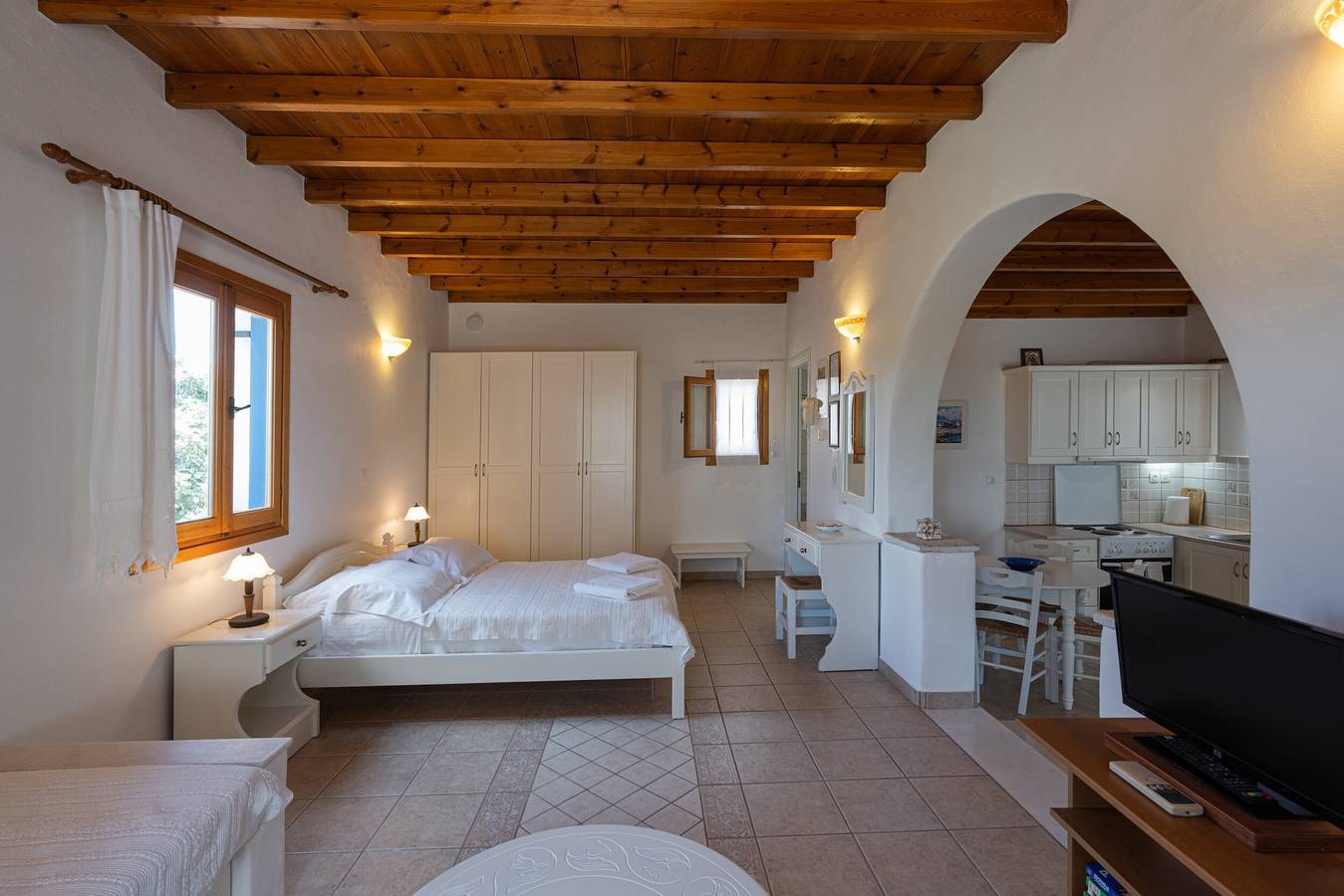 Entire studio, Studio Apartment "Maria's Village One Bedroom House 4" with Sea View, Private Terrace & Wi-Fi in Aliki, Paros