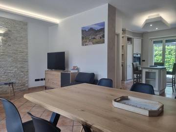 Gîte pour 8 personnes, avec jardin ainsi que vue et terrasse dans Nus