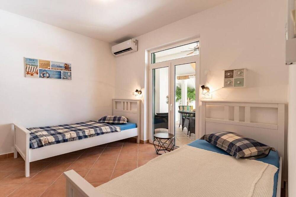 Apartamento entero, Two Bedroom Apartment With Terrace And Garden View in Novalja, Pag