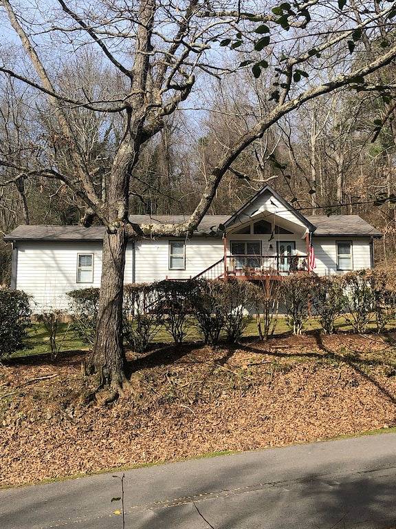 Welcoming three bedroom home located just 1.2 miles from public boat launch. in Lake Guntersville