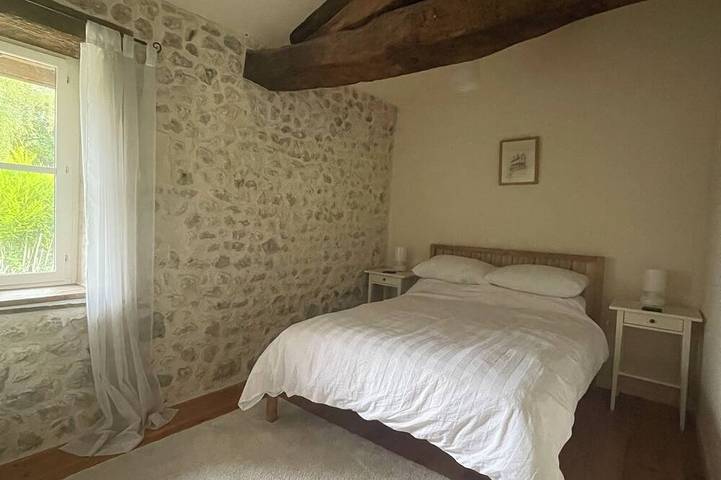 Gîte pour 4 personnes, avec jardin ainsi que terrasse et piscine à Chalais - 2