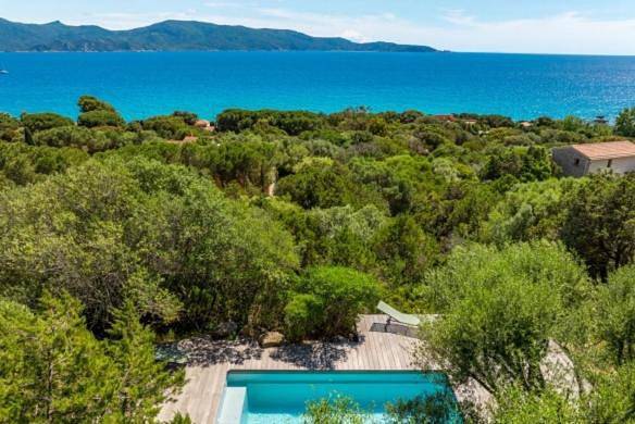 Location de vacances pour 8 personnes, avec vue ainsi que terrasse et piscine dans Plage d'Abartello