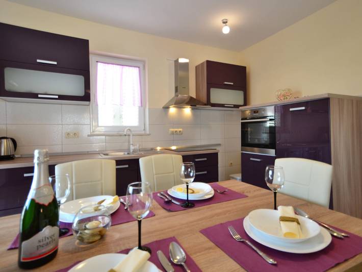 Ferienwohnung für 6 Personen, mit Terrasse und Garten in Sukosan