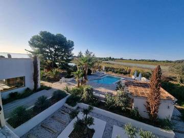 Location de vacances pour 12 personnes, avec vue sur le lac et piscine ainsi que vue et jardin à Vic-la-Gardiole