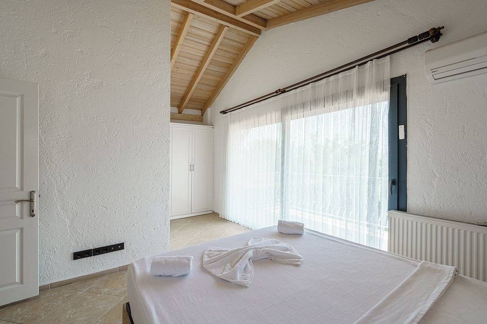 Stone Villa Near Long Beach & Kusadasi Mall with Big Front Yard in Kusadasi, Aydın Province