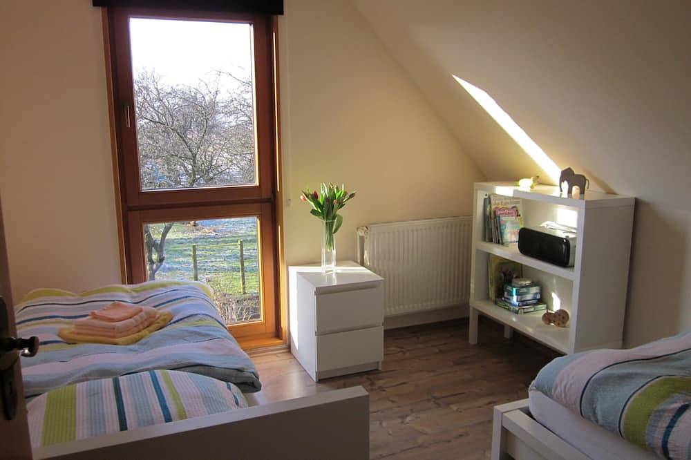 **** Ferienhaus in Nordseenähe, großer Apfelgarten, Ruheoase in Südwestlage in Lehe, Halbinsel Eiderstedt